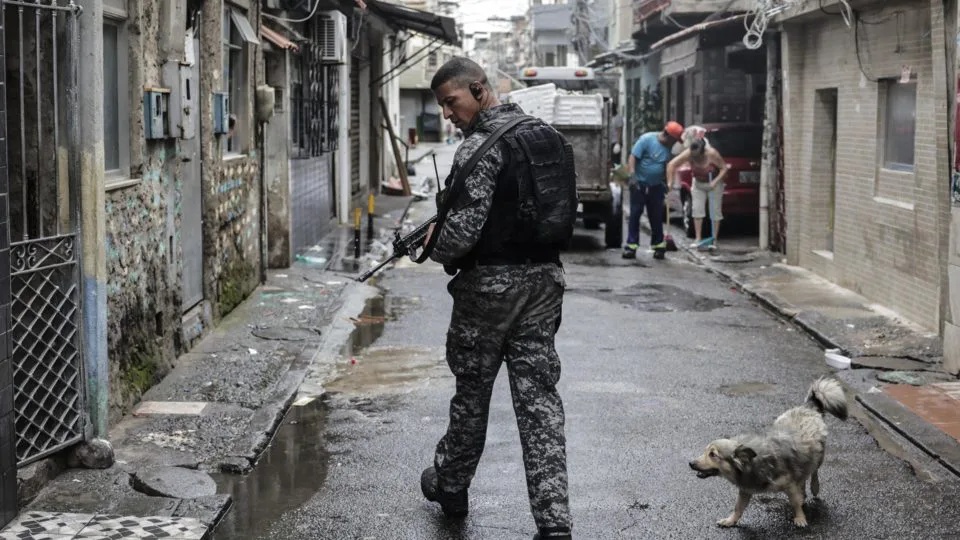Policial militar em operação especial em favela do Rio de Janeiro