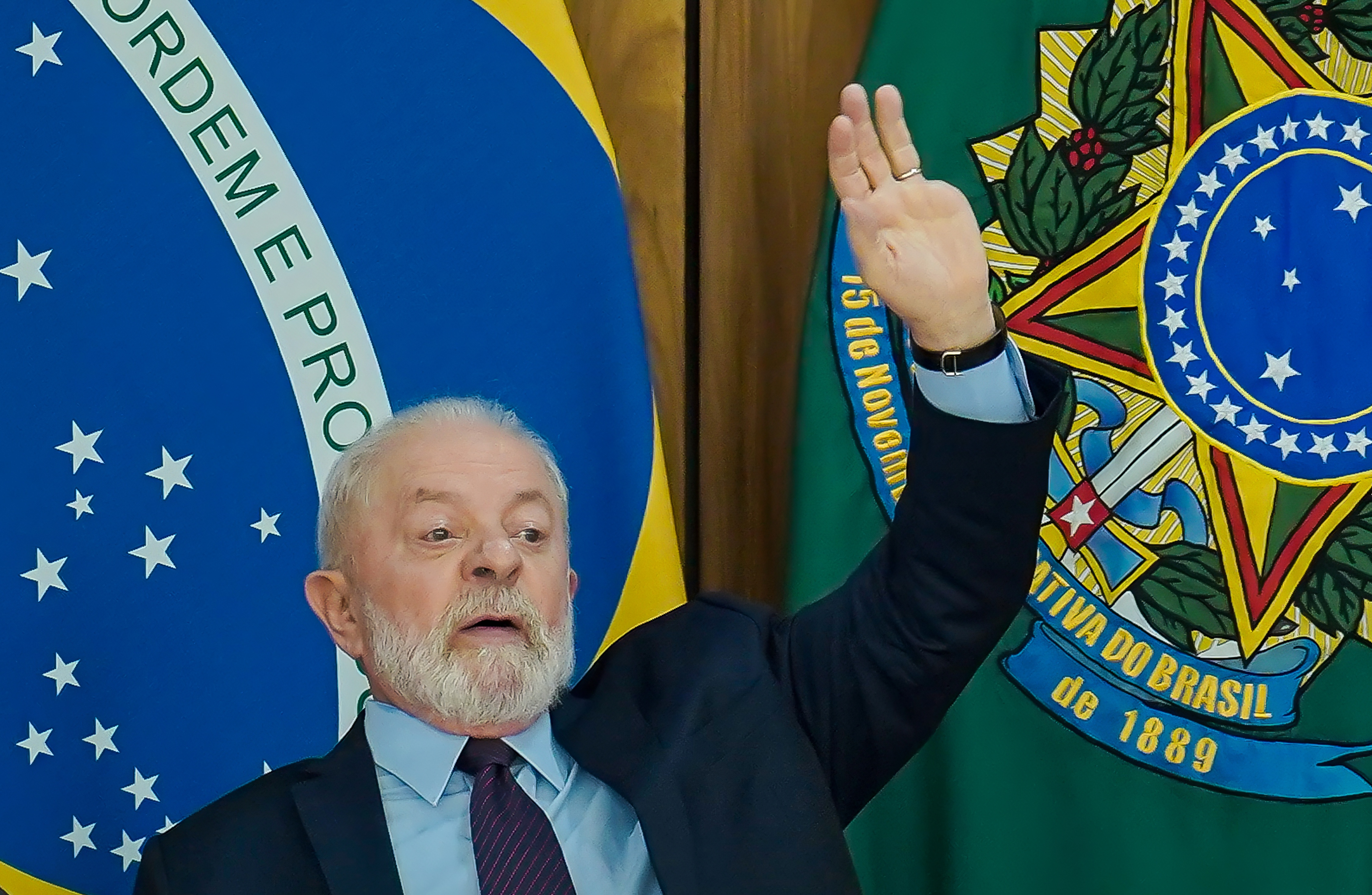 Quem passou 580 dias preso, mas mesmo assim foi eleito presidente do Brasil pela terceira vez, levanta a mão!