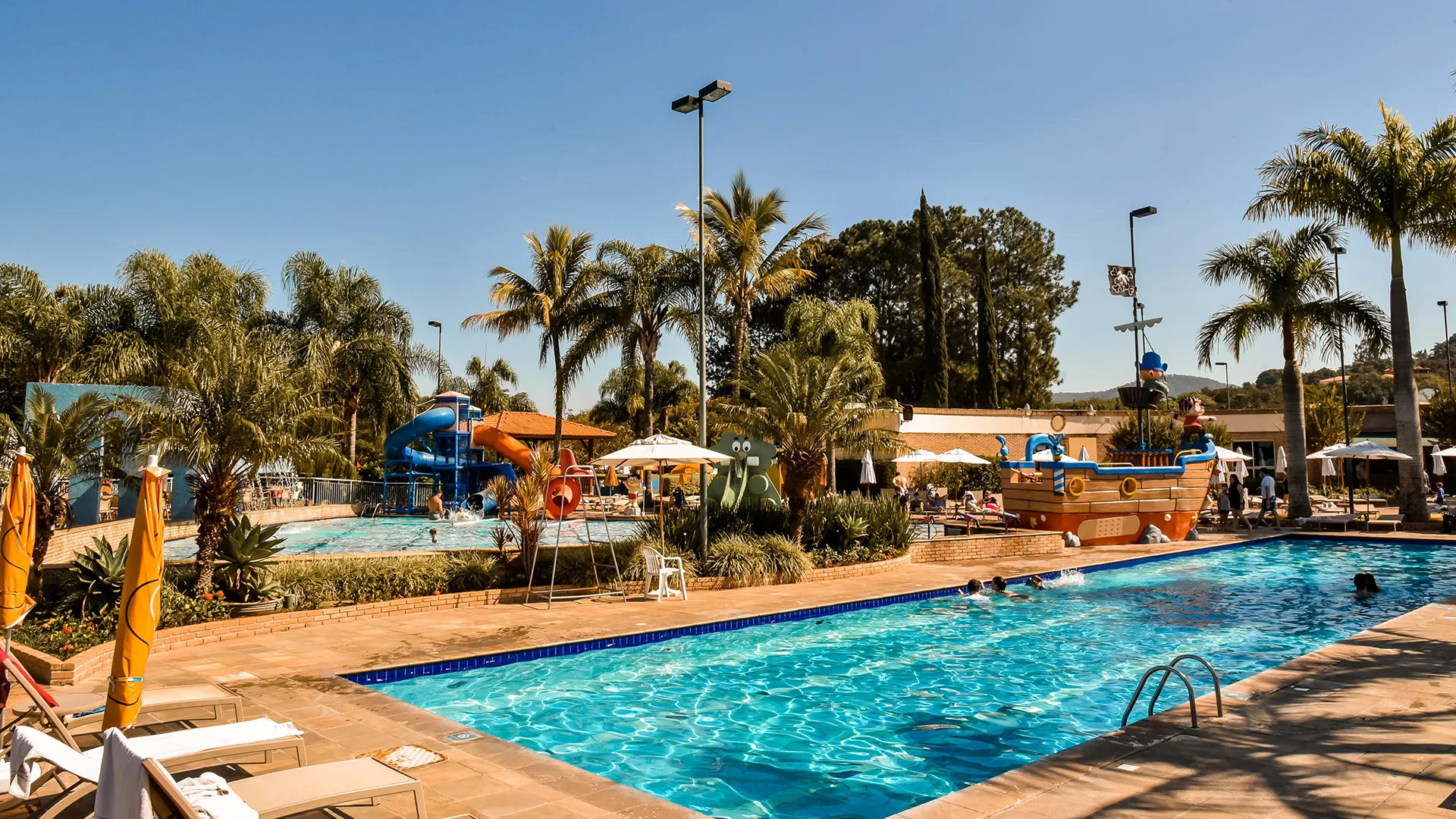 O Bourbon Atibaia Resort tem complexo de piscinas temático e feito para crianças