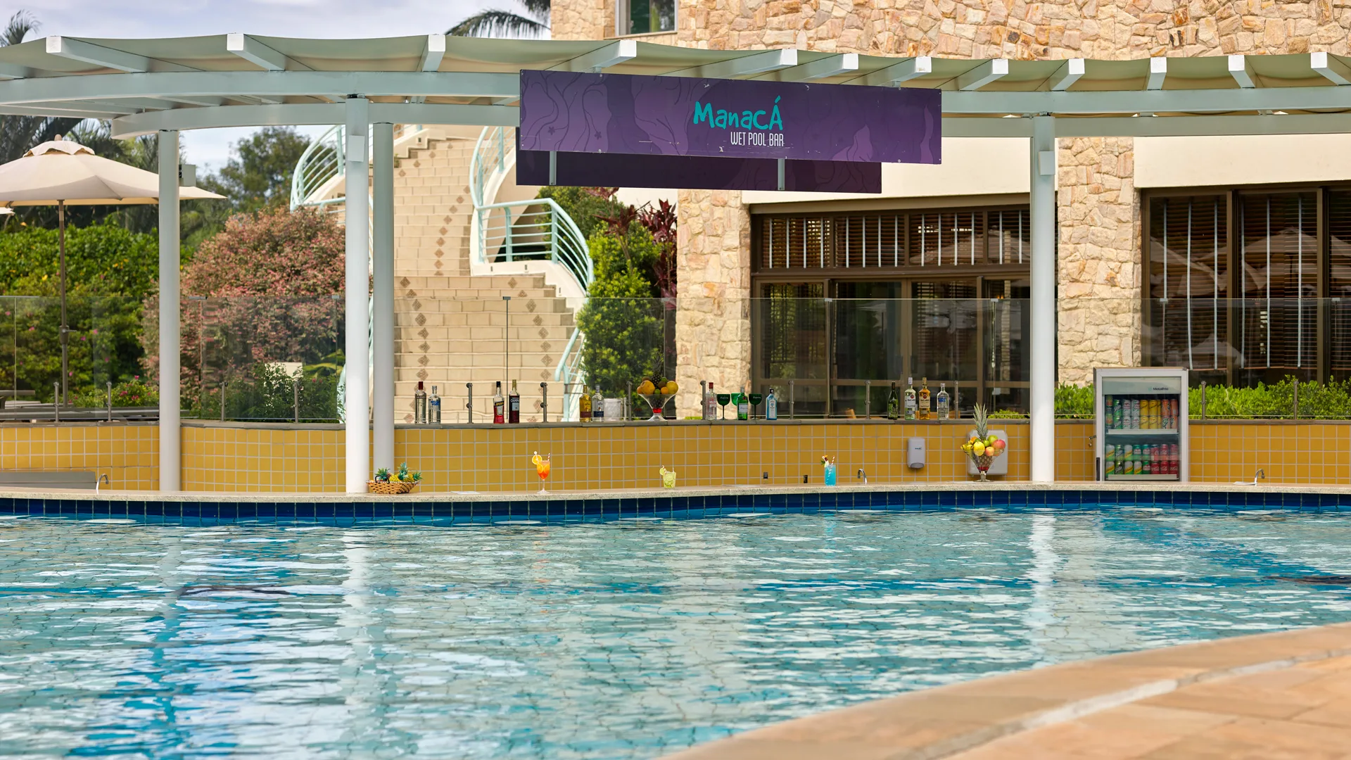 Os adultos também podem se divertir nas piscinas com os bares que oferecem diversas bebidas, entre elas, drinks especiais