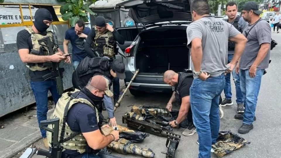 Quatro armas permanecem desaparecidas, apesar de nova operação deflagrada nesta terça-feira (31); 17 metralhadoras já haviam sido resgatadas pelas policias do Rio de Janeiro e São Paulo.