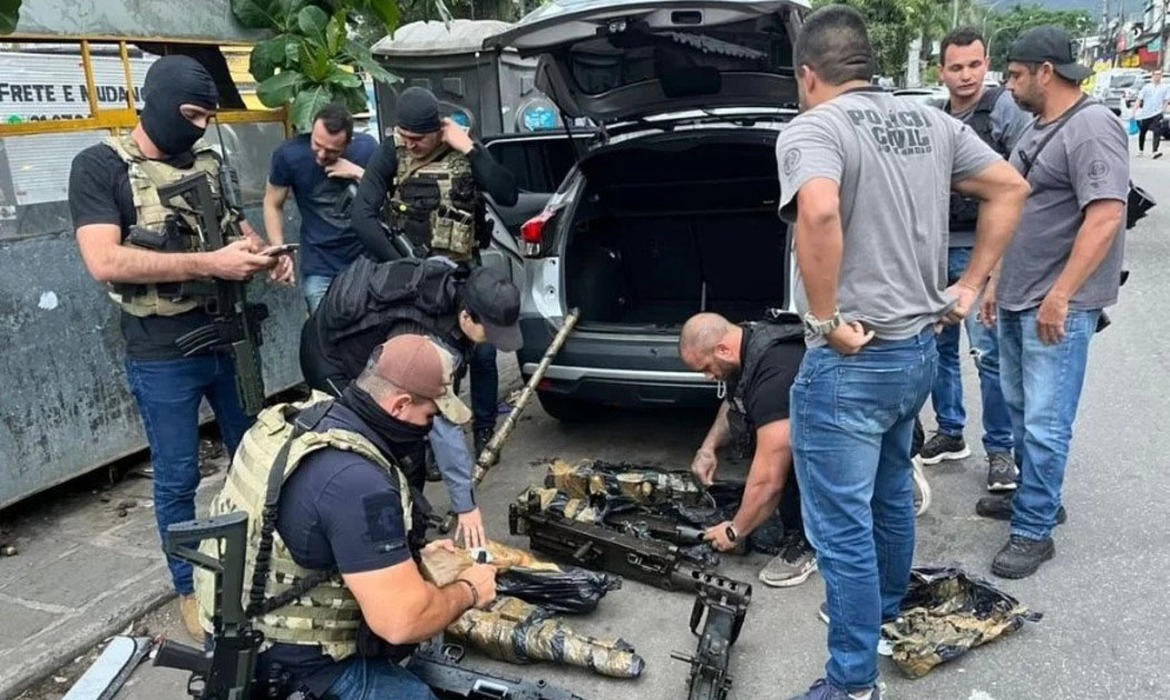 Quatro armas permanecem desaparecidas, apesar de nova operação deflagrada nesta terça-feira (31); 17 metralhadoras já haviam sido resgatadas pelas policias do Rio de Janeiro e São Paulo.