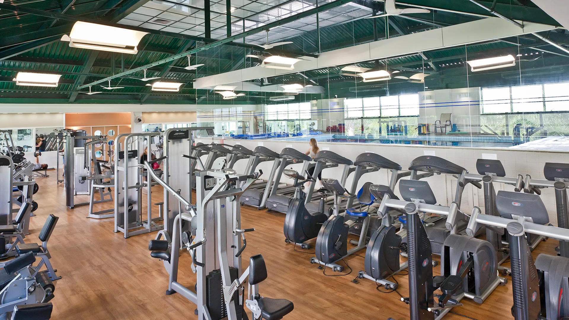 A academia tem espaço amplo, além de grande variedade e quantidade de aparelhos modernos para os hóspedes