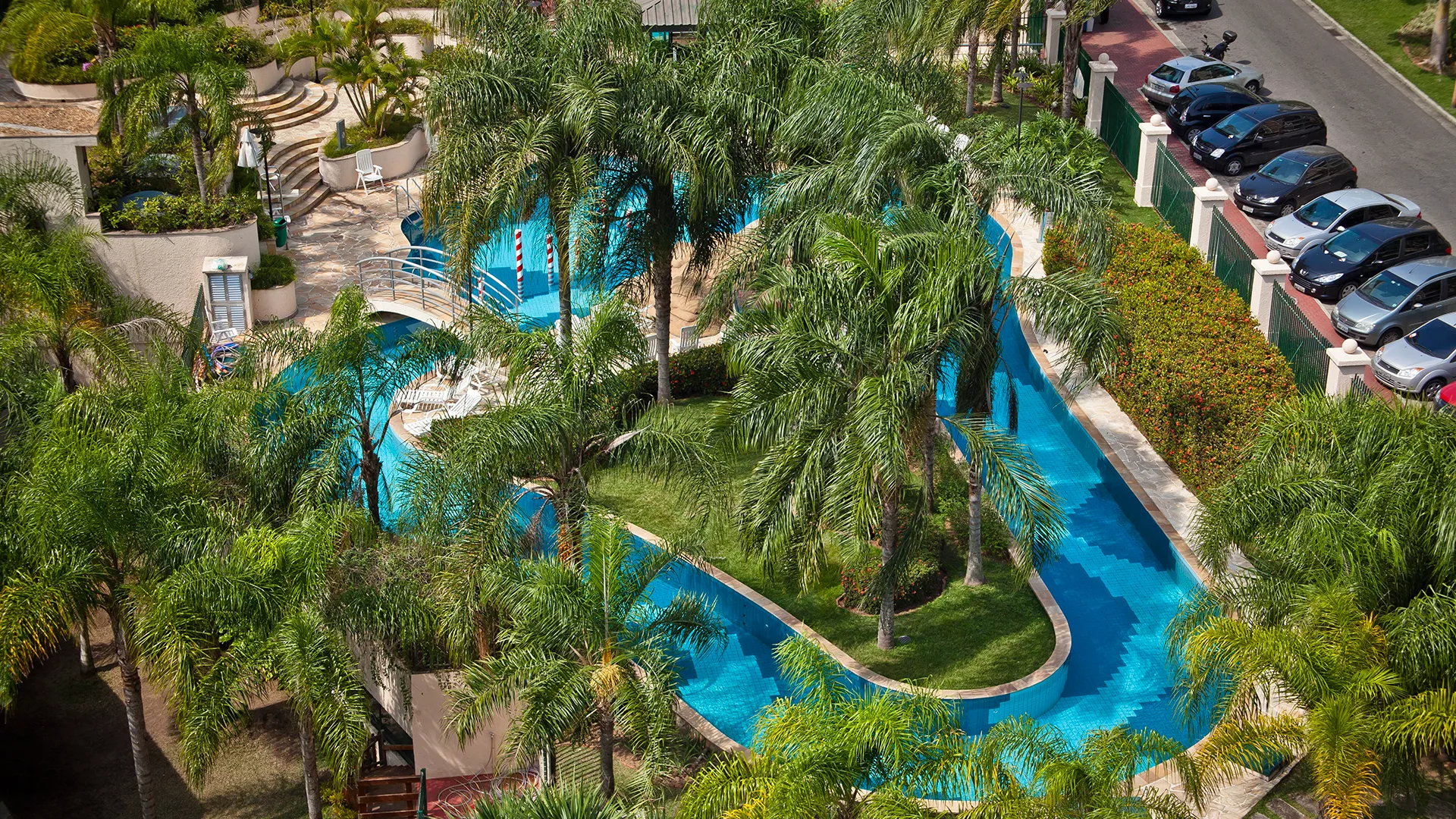 Além do verde natural da região, o Bourbon conta com lindo projeto de paisagismo