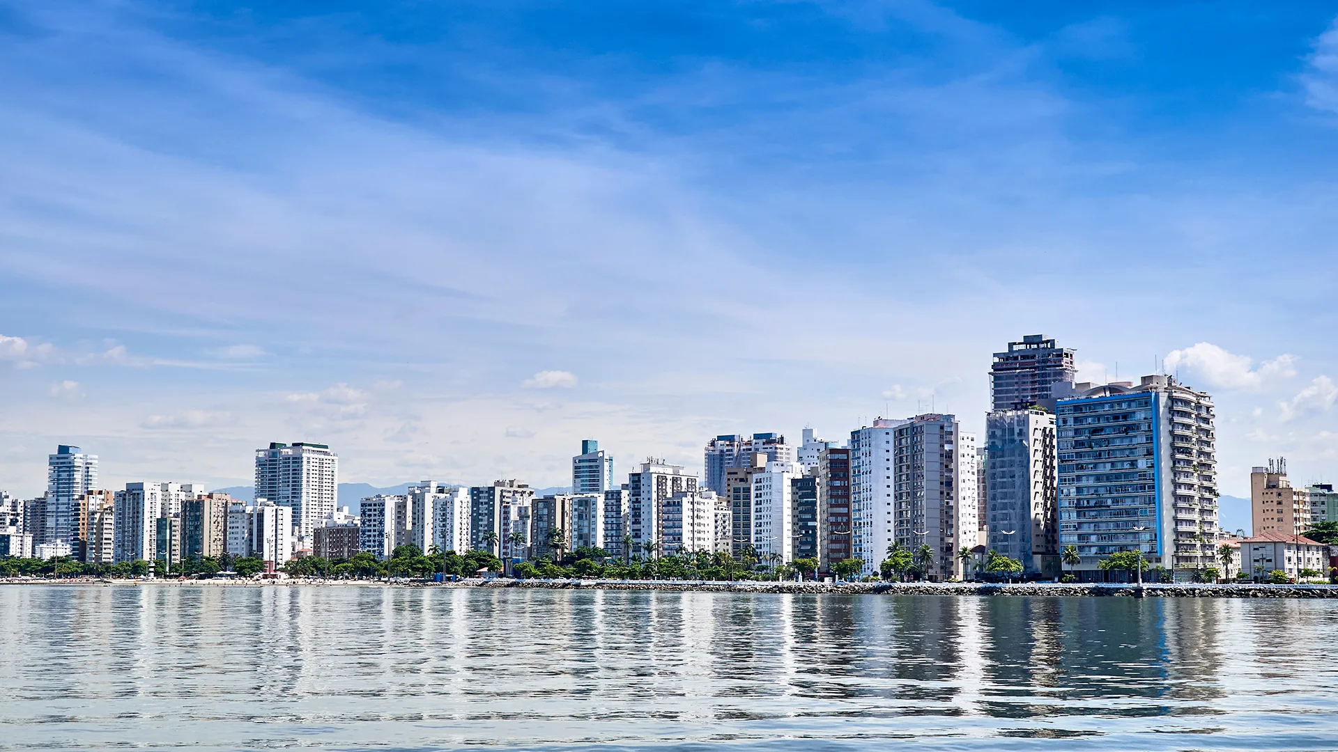 Santos é uma grande cidade do litoral de São Paulo que tem diversas atrações para a família