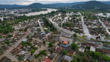 Agasalhos, cobertores, colchões, material de limpeza e higiene, água potável e alimentos não perecíveis são os produtos prioritários