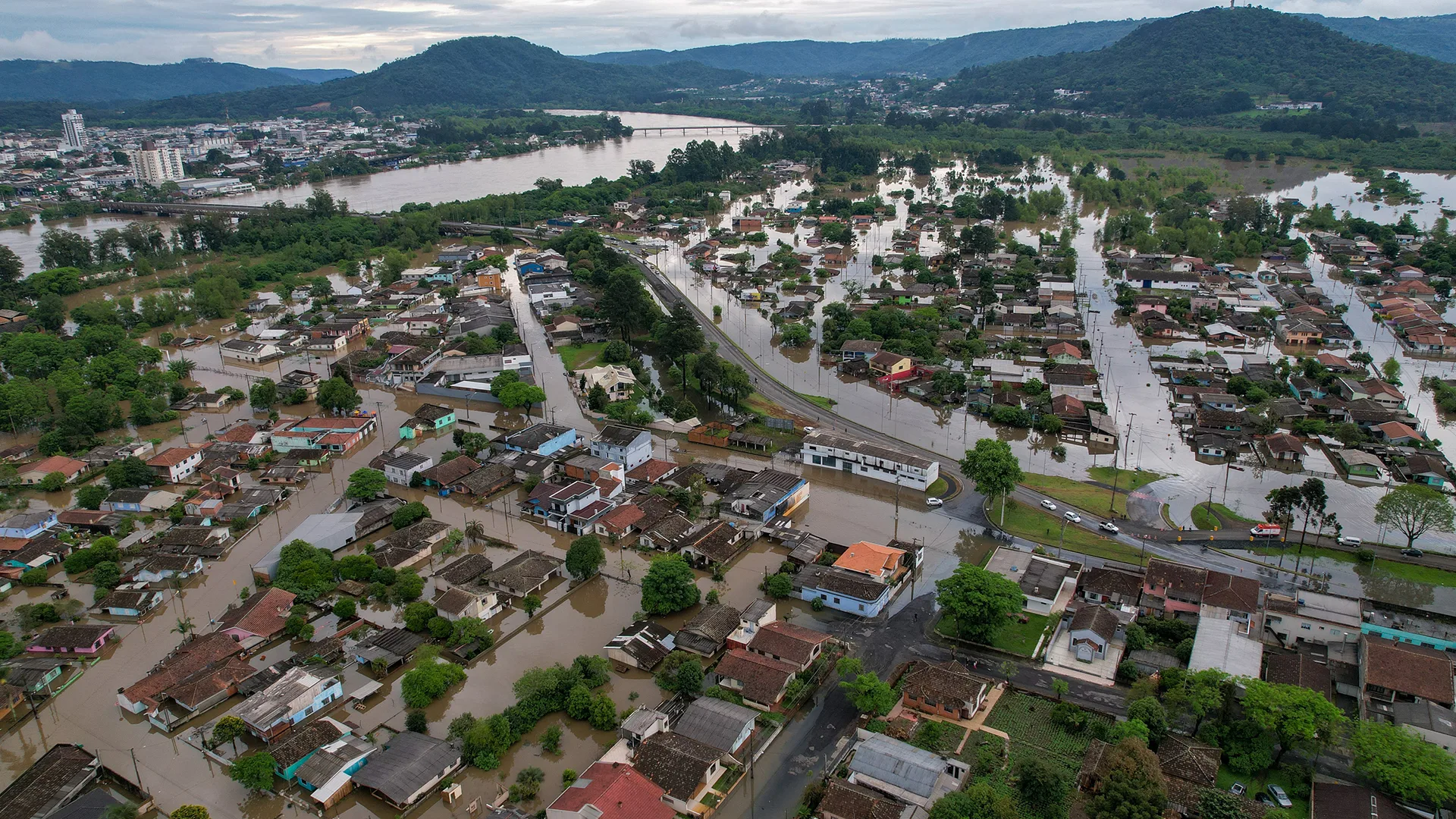 Agasalhos, cobertores, colchões, material de limpeza e higiene, água potável e alimentos não perecíveis são os produtos prioritários