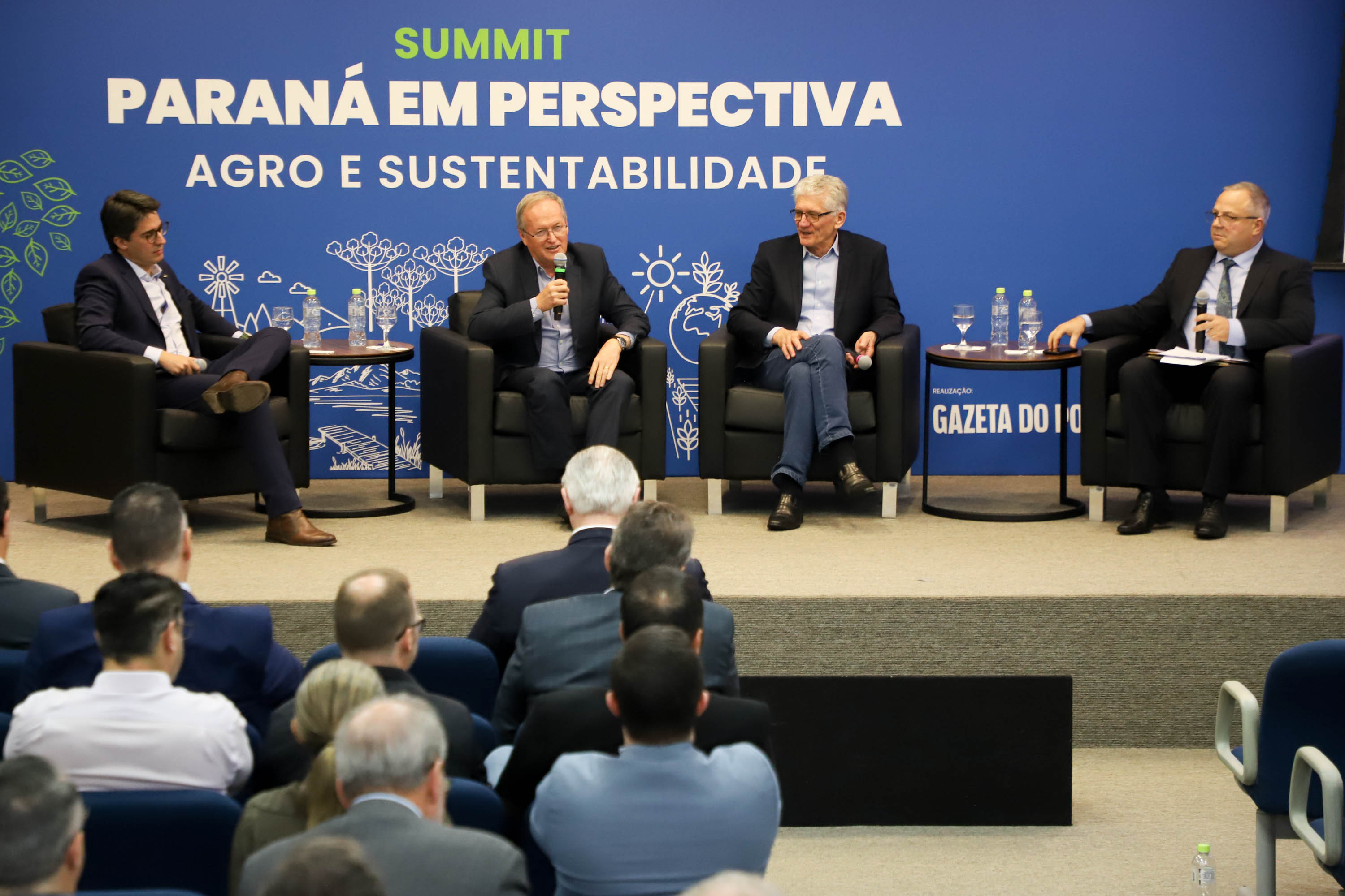 Valdemar Bernardo, secretário de Desenvolvimento Sustentável; José Roberto Ricken, do Sistema Ocepar; e Norberto Ortigara, secretário da Agricultura do Paraná, debatem no evento &#8220;Paraná em Perspectiva: Agro e Sustentabilidade&#8221;