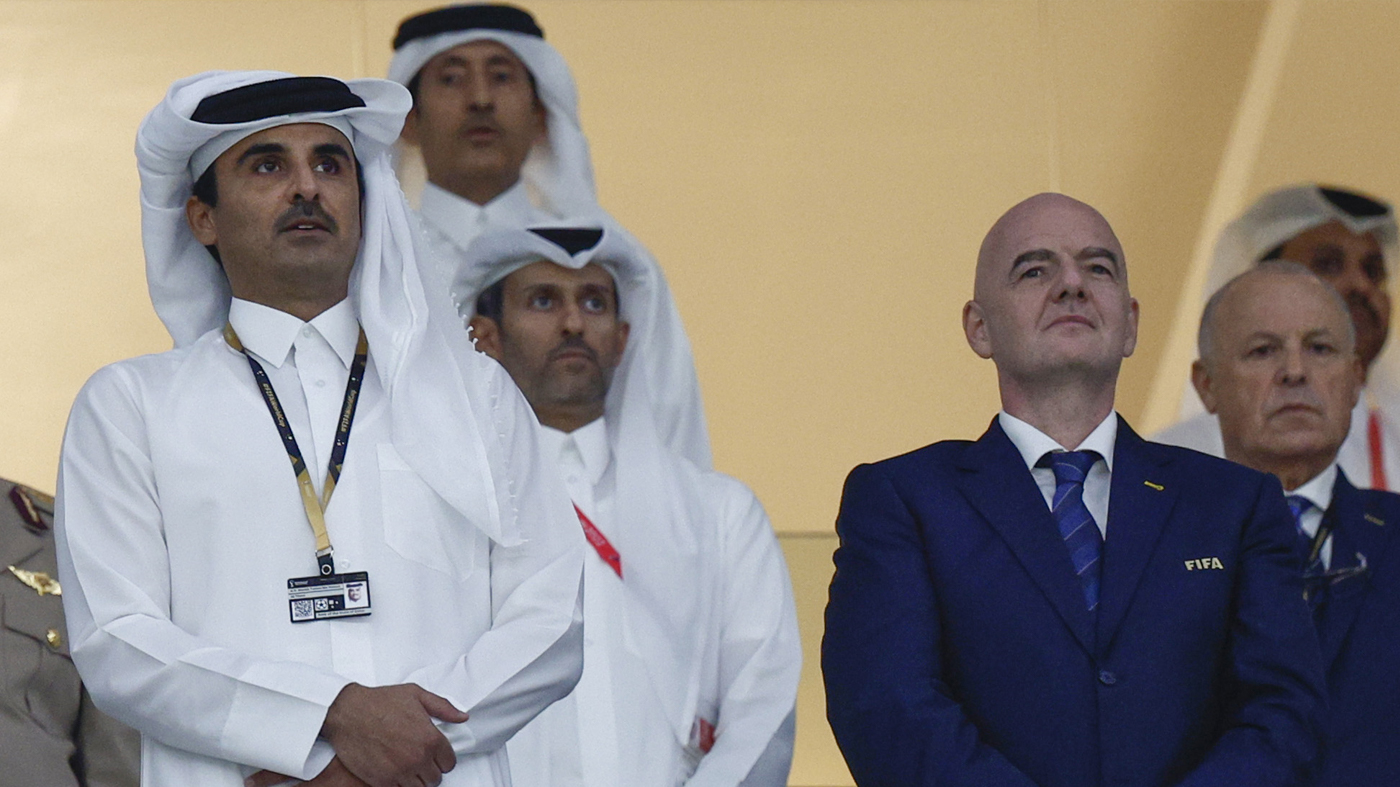 Tamim bin Hamad Al Thani, emir do Catar (à esquerda), assiste à abertura da Copa do Mundo ao lado do presidente da FIFA, Gianni Infantino, em 20 de novembro de 2022.