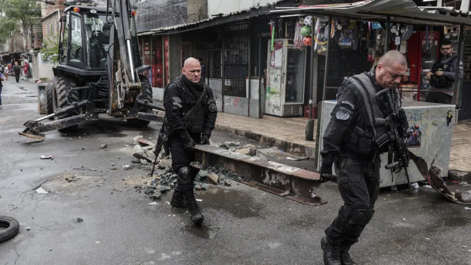 Policiais em operação em favela do Rio de Janeiro