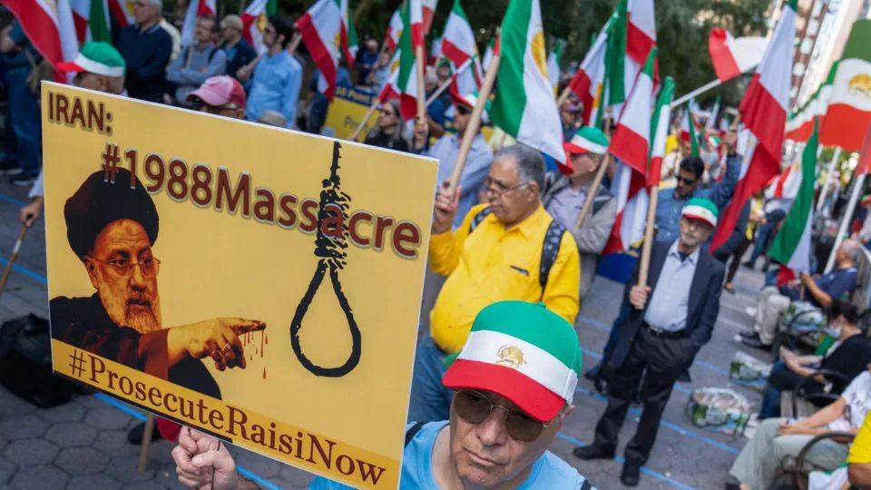 Iranianos protestando em frente à sede da ONU, em Nova York (EUA), no mês de setembro
