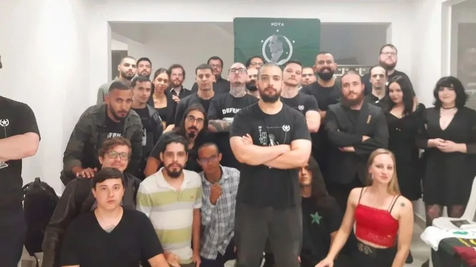 Registro do I Congresso Regional Sul-Sudeste da NR, promovido na capital paulista em novembro de 2022, com o líder Raphael Machado à frente do grupo. (Crédito: Reprodução/Site da Nova Resistência)