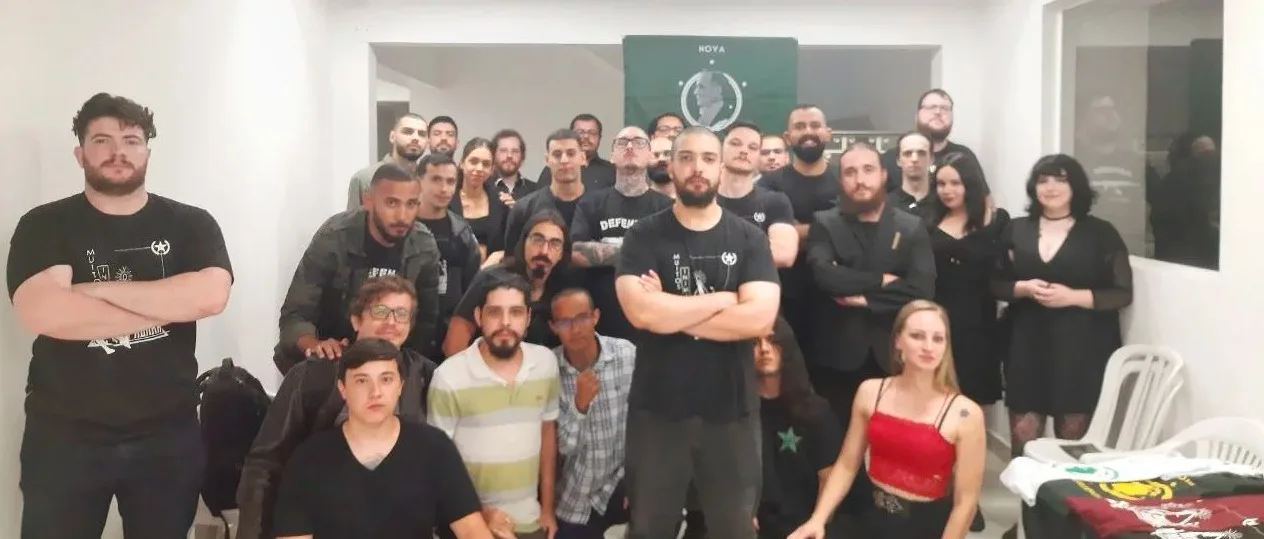 Registro do I Congresso Regional Sul-Sudeste da NR, promovido na capital paulista em novembro de 2022, com o líder Raphael Machado à frente do grupo. (Crédito: Reprodução/Site da Nova Resistência)