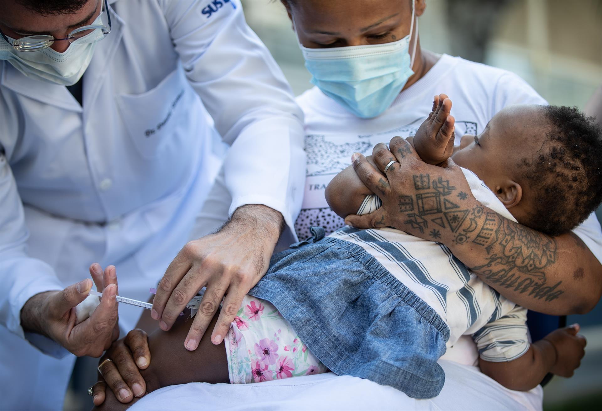 Bebê recebe dose da vacina da Pfizer para Covid no Rio, em novembro de
