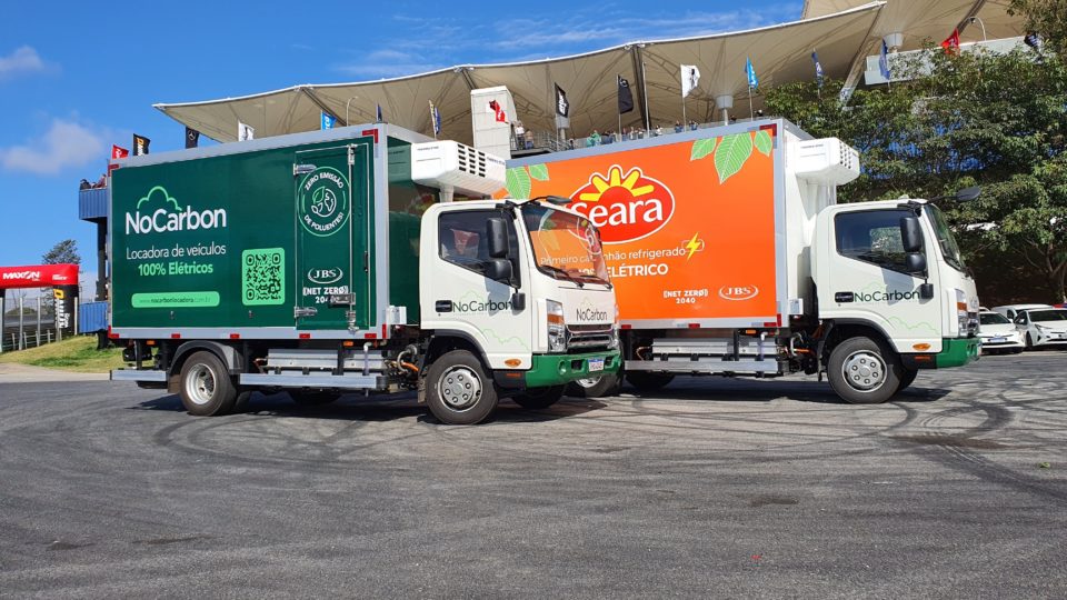 Caminhões elétricos utilizados nas fábricas da JBS.