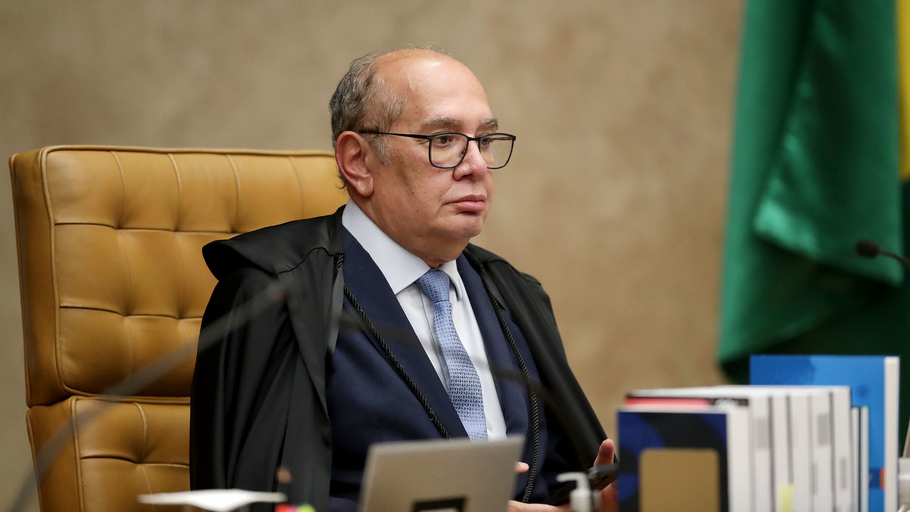 Gilmar Mendes, ministro do STF, decidiu monocraticamente que apenas a PGR pode pedir processo de impeachment de juízes da Corte, anulando prerrogativas do Senado e de cidadãos.