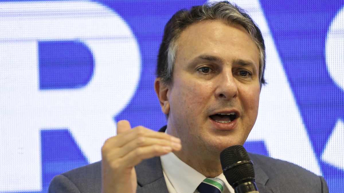 Camilo Santana afirma que exame não será cancelado &#8220;de forma alguma&#8221; e que PF investiga vazamento da prova.