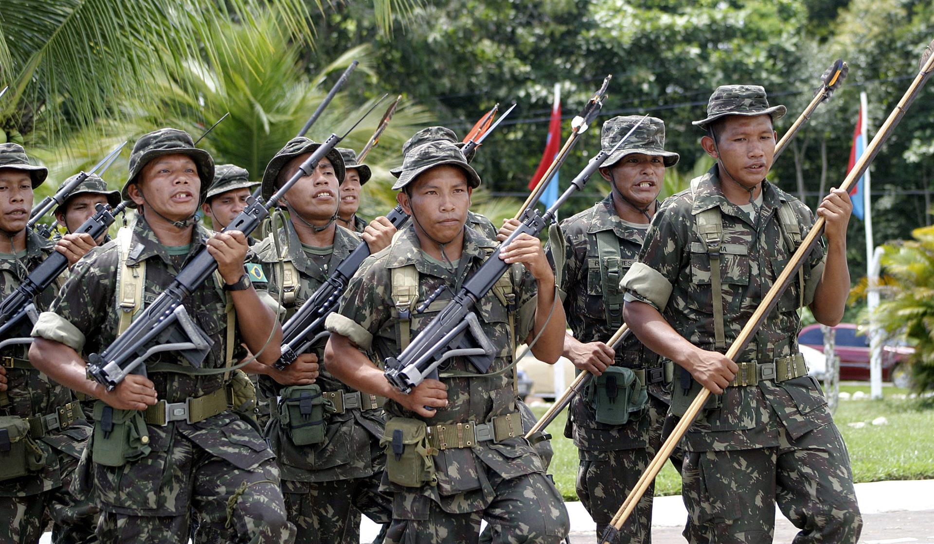 Tropas brasileiras compostas por indígenas na selva amazônica; bases militares incentivam povoamento