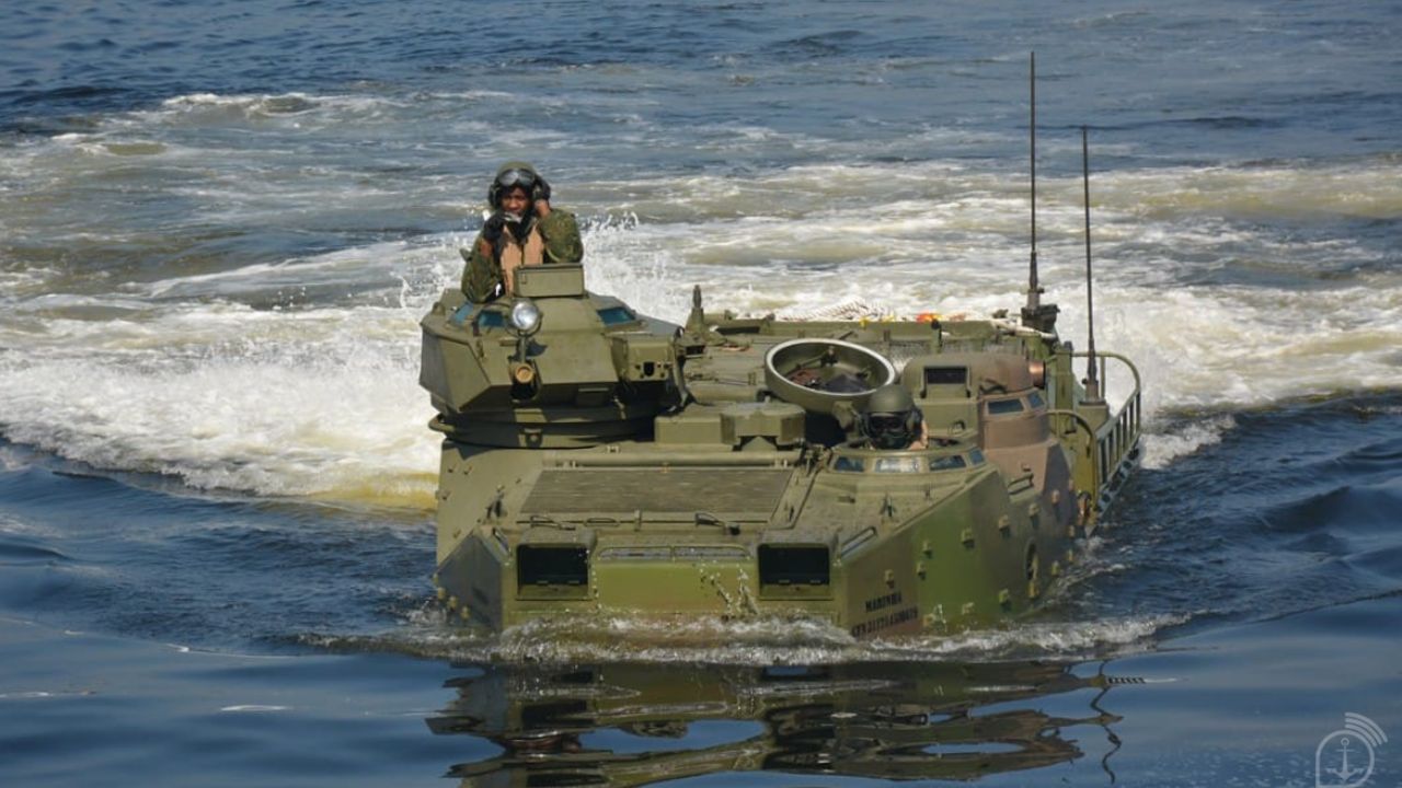 Marinha vai usar lanchas blindadas e tanque anfíbio contra criminosos em portos no Rio e em São Paulo.