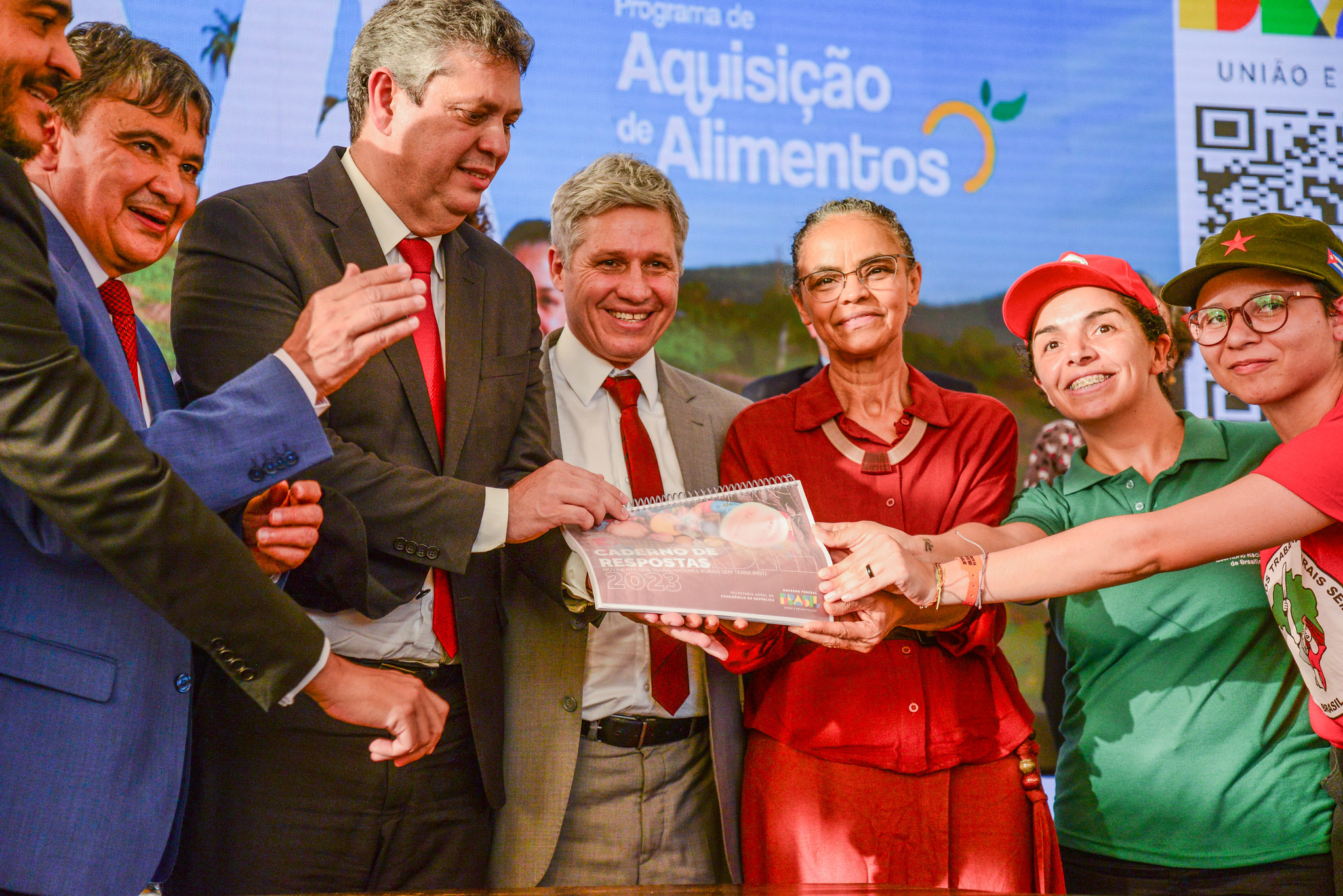 Governo entregou respostas ao MST em cerimônia no Palácio do Planalto que contou com a presença de diversos ministros.