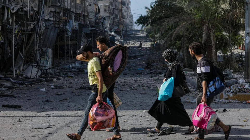 Residentes evacuam a Cidade de Gaza a pé durante operações militares no norte da Faixa de Gaza nesta segunda-feira., dia 6 de novembro.