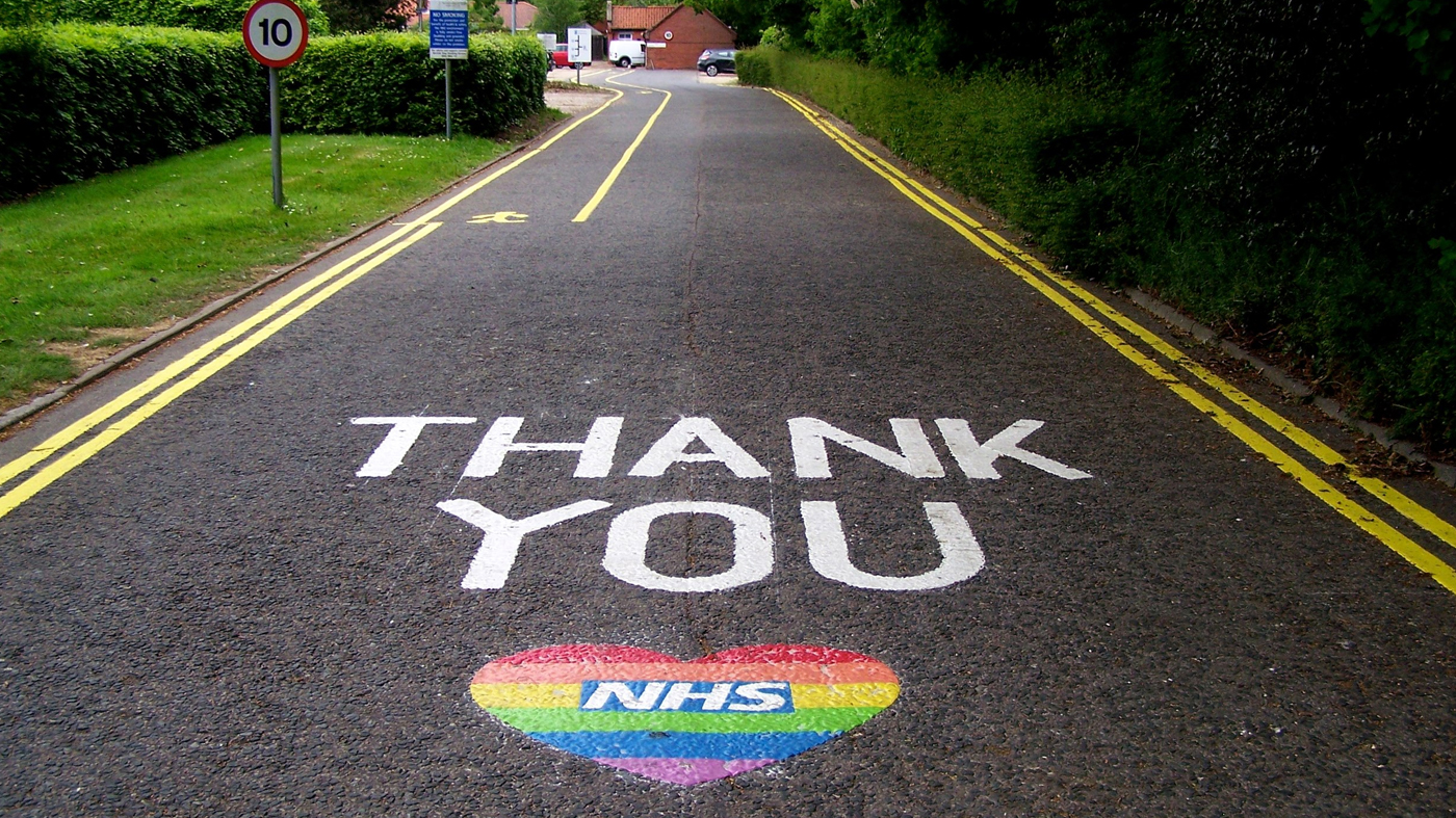 &#8220;Obrigado, NHS&#8221;, diz mensagem pintada em uma rua de Norfolk, Inglaterra. O sistema de saúde estatal da Inglaterra entrega a segunda pior taxa de mortes evitáveis da Europa.