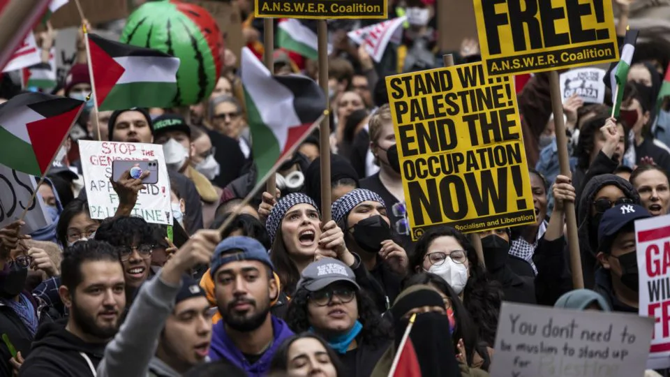 Protesto liderado por estudantes contra a operação militar de Israel na Faixa de Gaza e em apoio ao povo palestino, nos degraus da Biblioteca Pública de Nova York, 9 de Novembro de 2023.