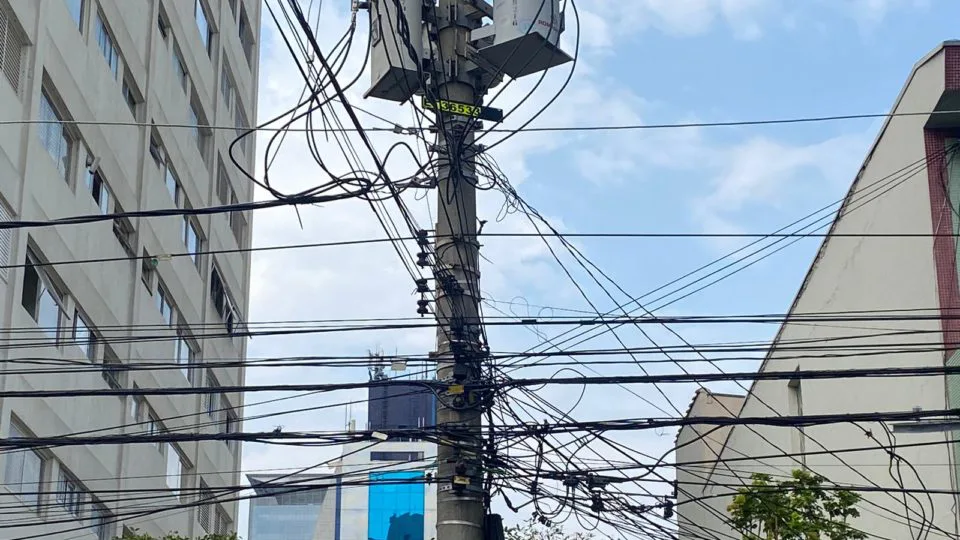 Custo ainda é argumento para que o país não avance no enterramento de fios de energia elétrica.