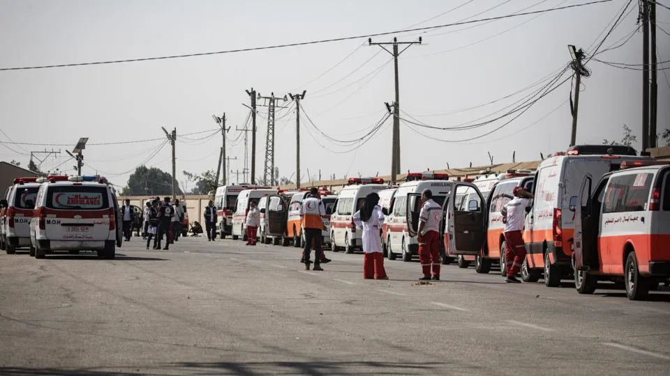 Passagem para o Egito é reaberta e mais de 500 estrangeiros deixam a Faixa de Gaza.