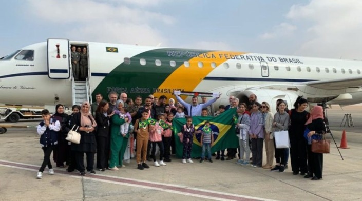 Moradores de Gaza com cidadania brasileira no embarque para o Brasil