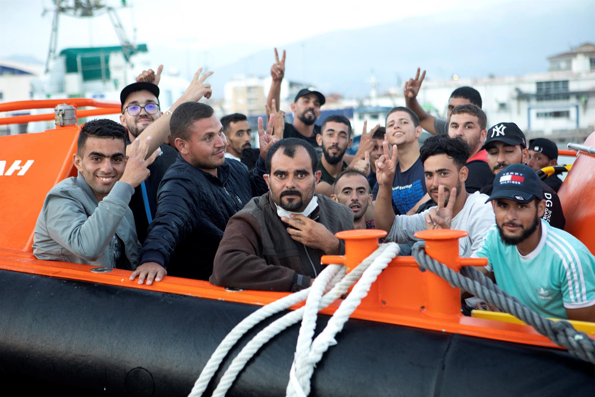 Migrantes de origem norte-africana que viajavam em dois barcos, e que foram resgatados pelo Salvamento Marítimo da Espanha, chegam ao porto de Motril (Granada) em boas condições de saúde em setembro de 2021.