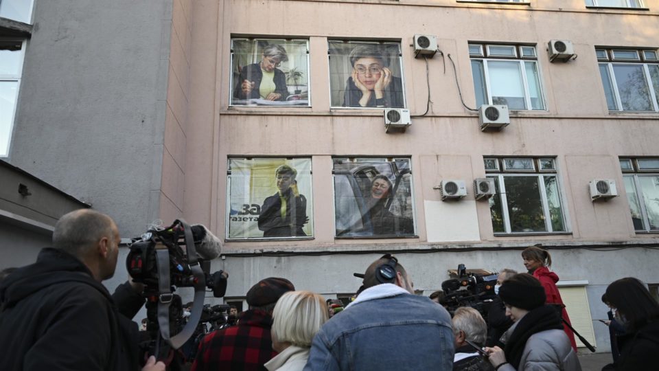Condenado por assassinato de jornalista é perdoado na Rússia por lutar contra a Ucrânia Imagens da jornalista russa Anna Politkovskaya, assassinada em 2006, exibidas na sede do Novaya Gazeta no ano passado, quando o jornal teve sua licença revogada