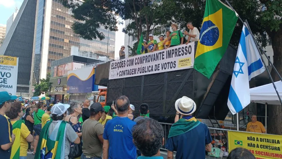Manifestantes protestam contra o governo Lula em São Paulo