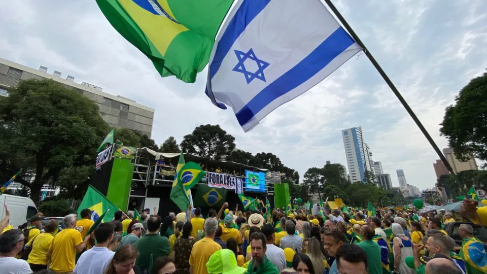 Manifestação em Curitiba aconteceu no Centro Cívico.