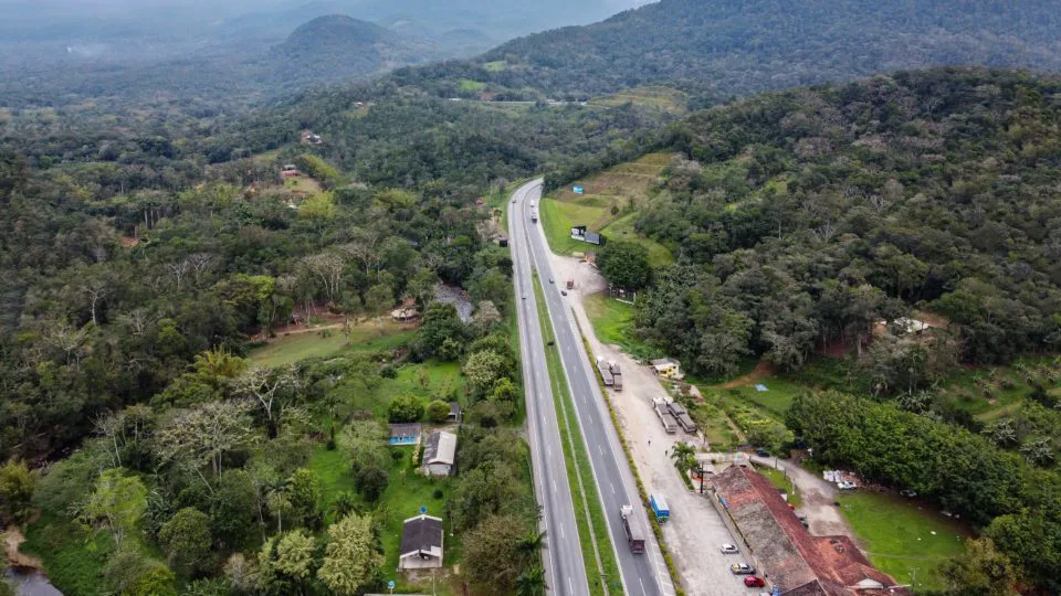 Projetos para desafogar a BR-277 são debatidos há décadas, mas nenhum avançou das fases preliminares de estudos e projetos.