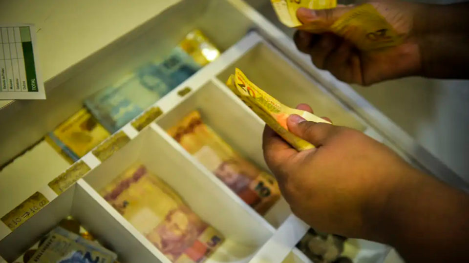 Atividade econômica frustra projeções e fecha 3.º trimestre com queda de 0,64% Atividade econômica diminuiu no terceiro trimestre, segundo cálculo do BC.