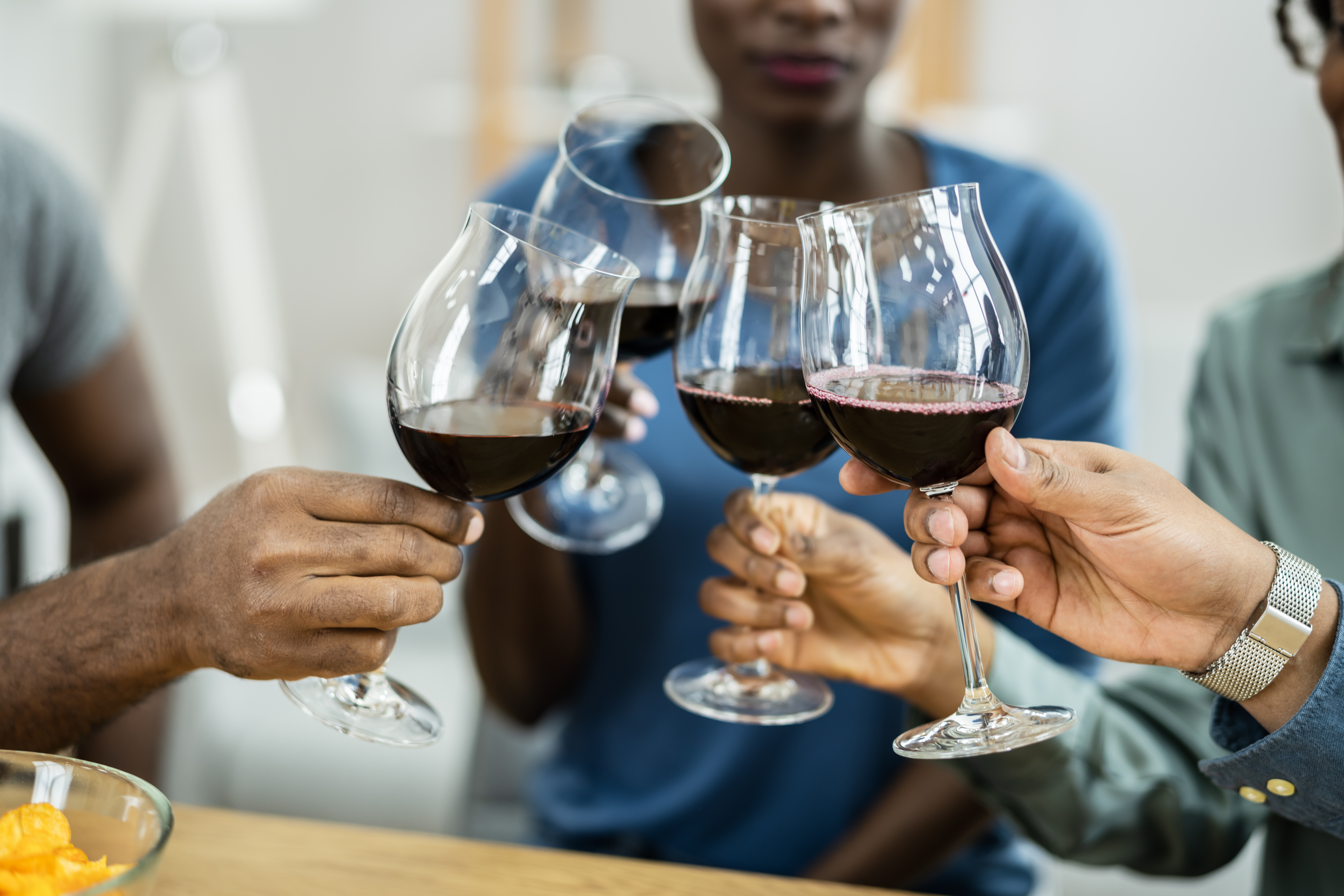 Vinhos brasileiros são ótimos para degustar entre amigos.