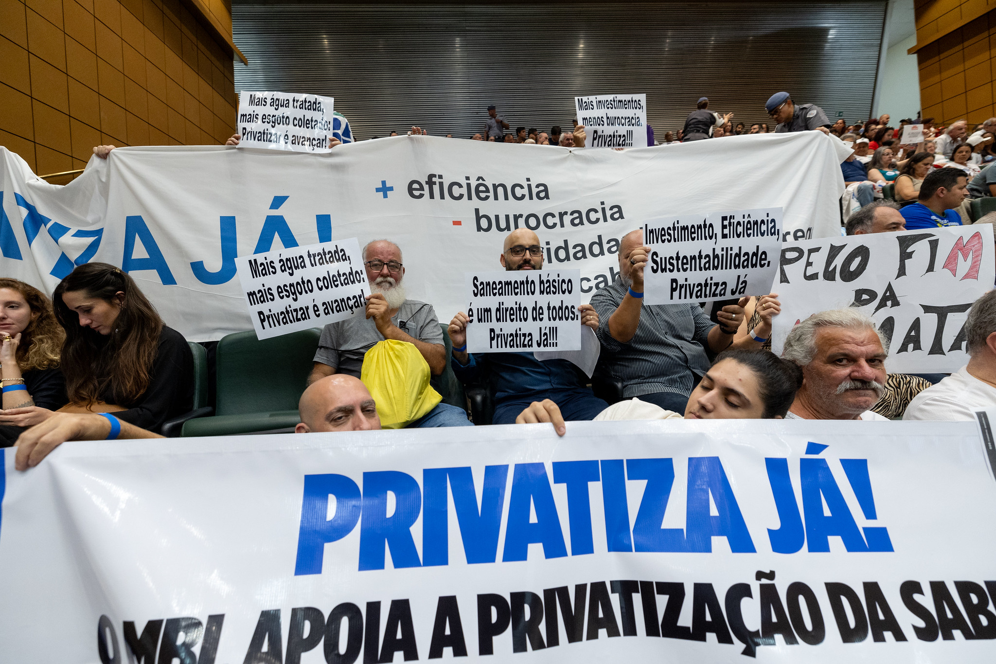Manifestantes pró e contra a privatização da Sabesp acompanharam audiência nas galerias da Alesp.