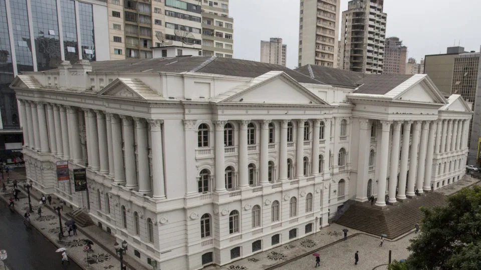 Prédio histórico da Universidade Federal do Paraná (UFPR), na Praça Santos Andrade, em Curitiba.