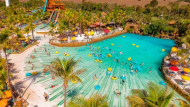 Piscina de ondas no parque aquático Thermas dos Laranjais é uma das atrações da cidade de Olímpia (SP).