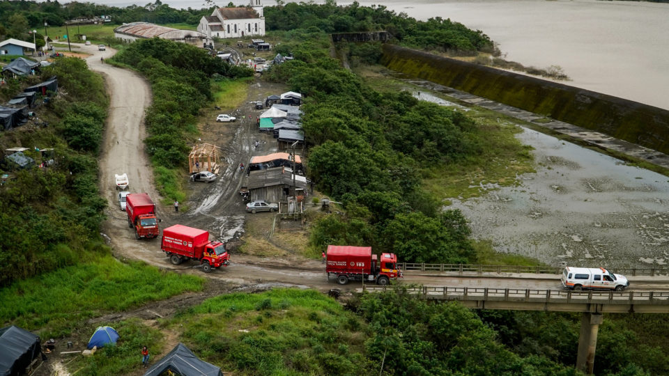 Com abertura da barragem em José Boiteux, indígenas ficaram isolados e governo precisou repassar mantimentos.