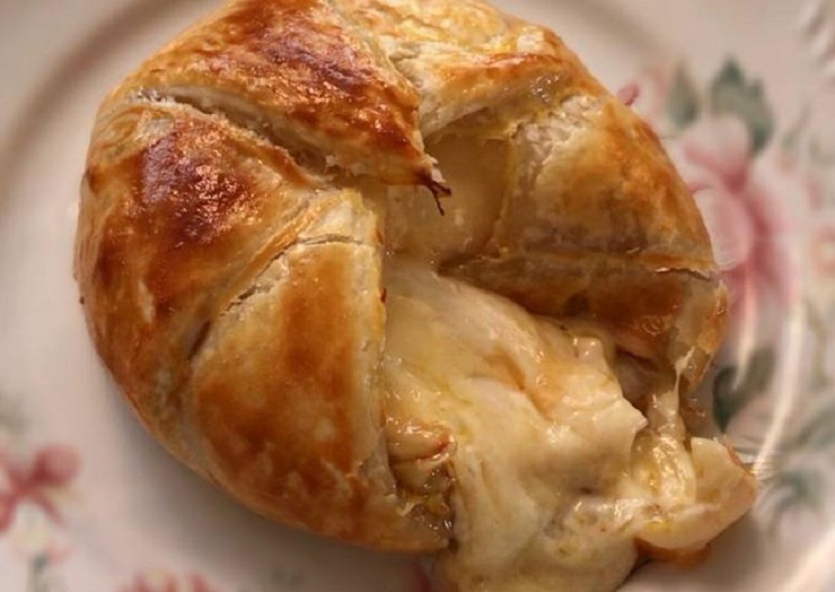 Brie folhado é um prato típico francês versátil; aprenda a receita