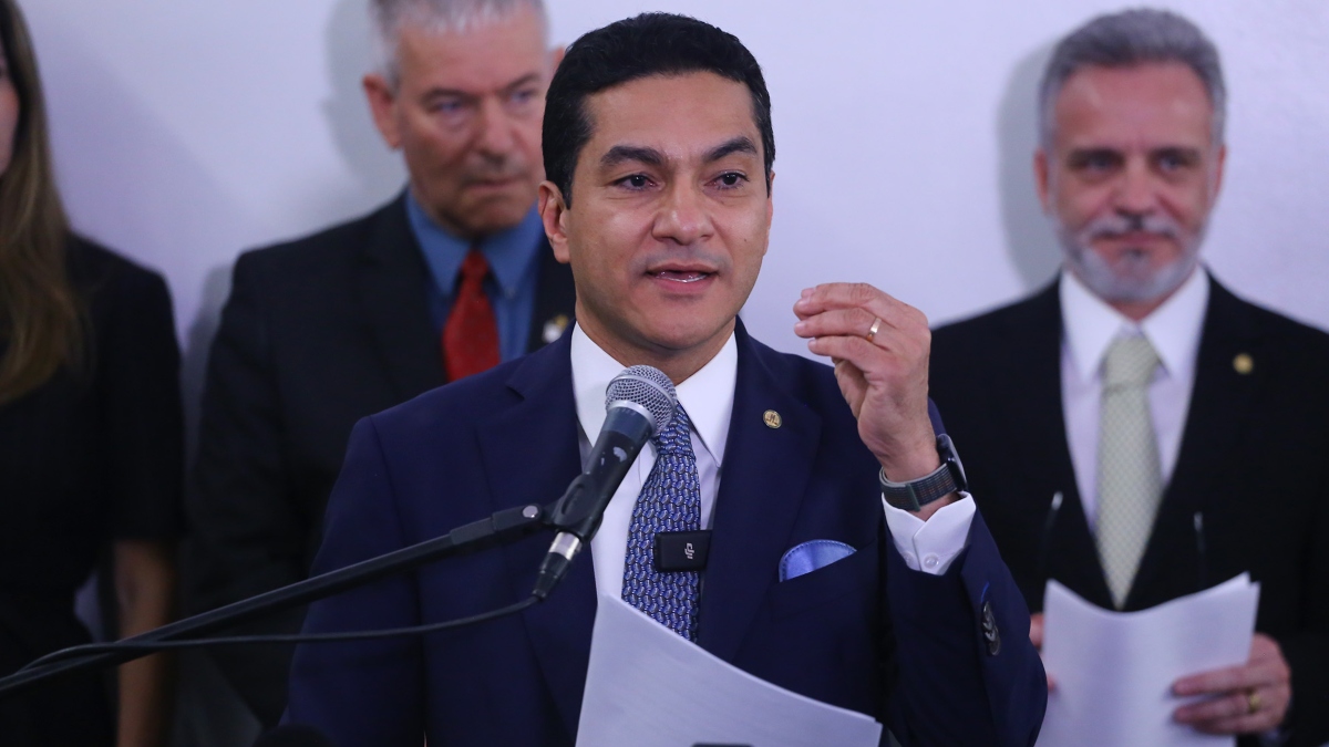 Presidente do Republicanos, recém aliado de Lula, diz que posição do petista não ajuda em nada relação entre os dois países.