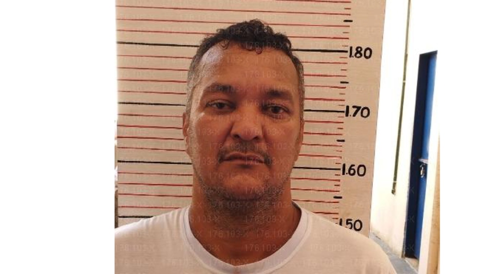 Clériston Pereira da Cunha, de 46 anos, teve um ataque cardíaco fulminante durante o banho de sol nesta segunda (20).