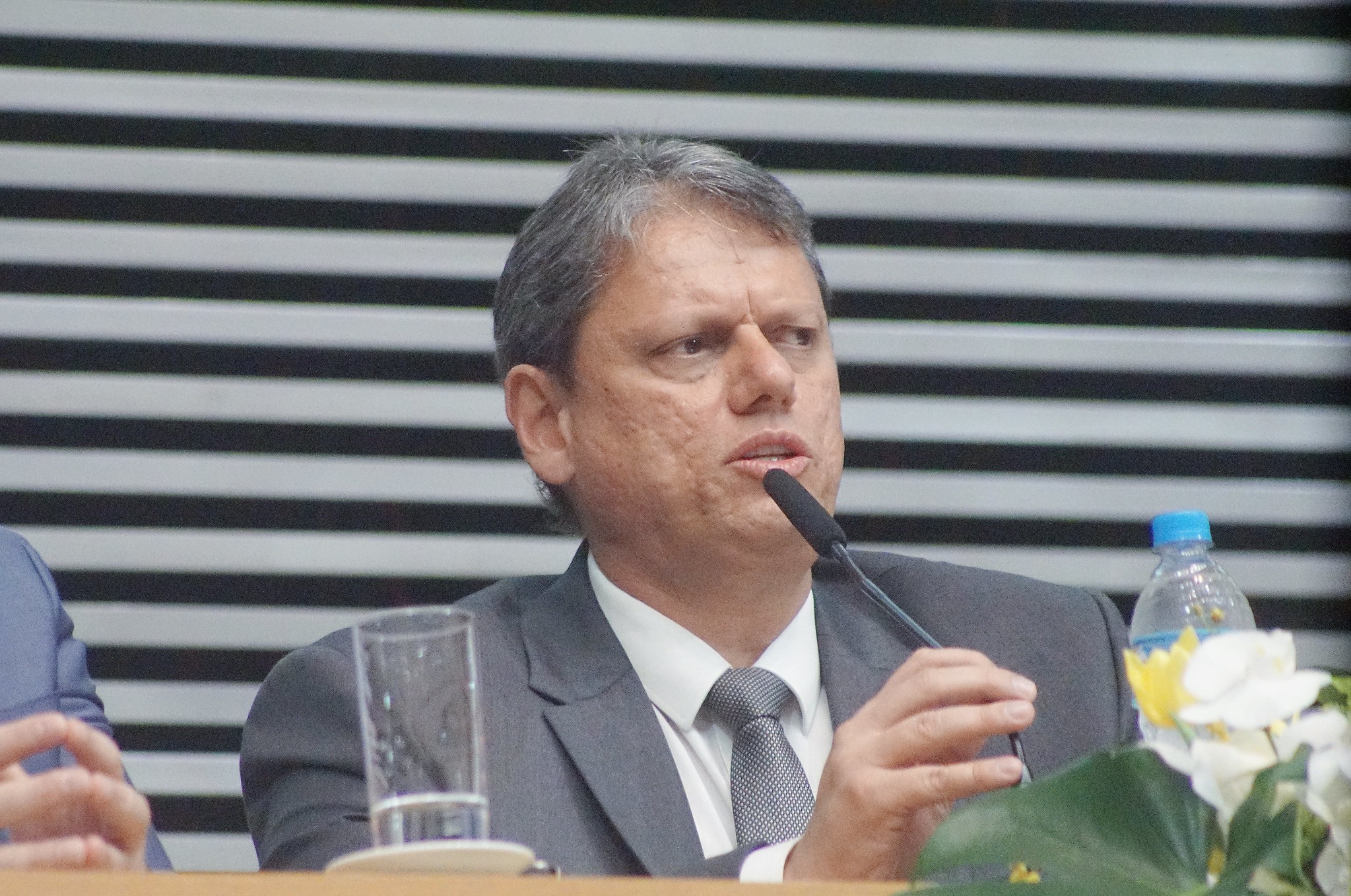 Tarcísio de Freitas (Republicanos) terá cobrança em bloco por deputados de sua base aliada, ligados a Jair Bolsonaro (PL).