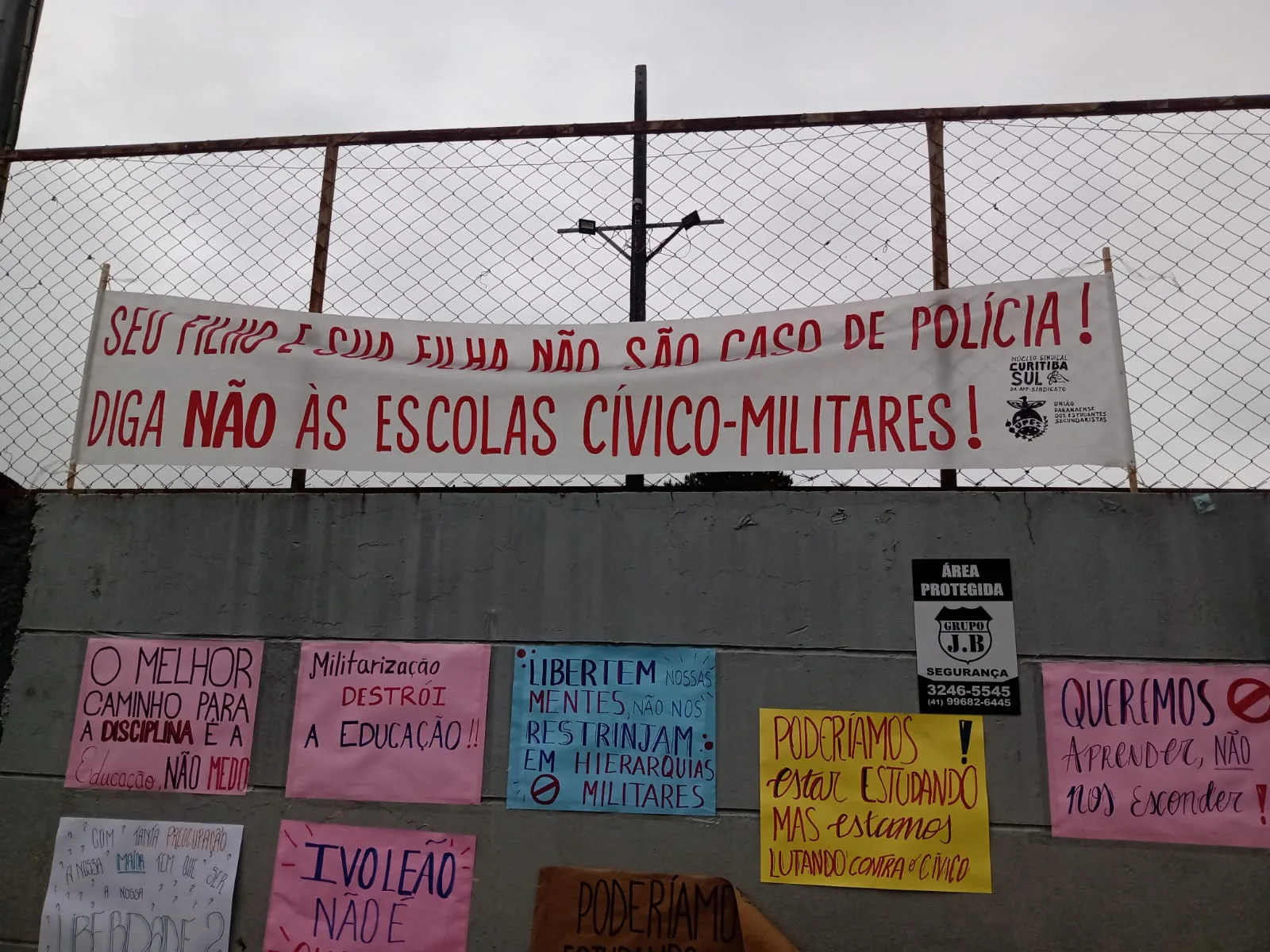 Cartazes com frases contrárias ao modelo cívico-militar têm ocupado espaços em escolas da rede estadual do Paraná.