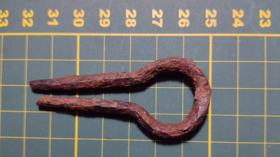 Em uma das expedições, Carol encontrou um berimbau de boca, também chamado de harpa de judeu.