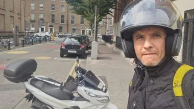 Campanha online de agradecimento ao entregador carioca Caio Benício já conta com a participação de 23 mil doadores de diferentes países.