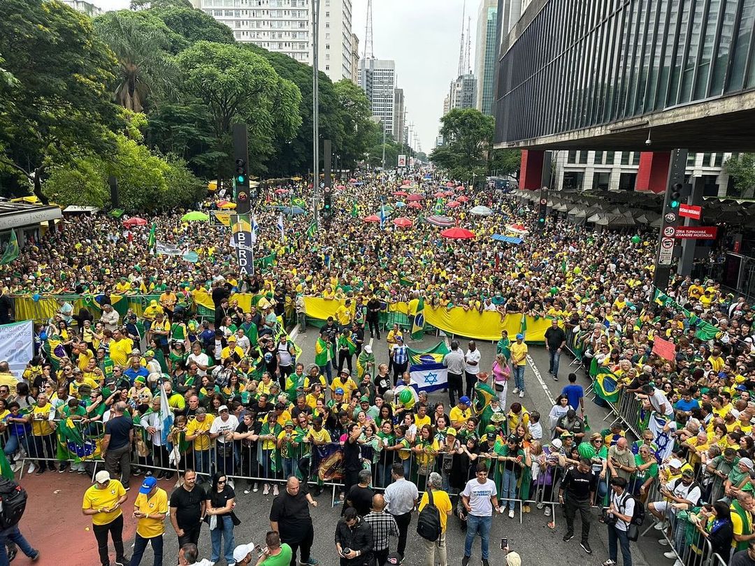 Manifestação na Avenida Paulista reuniu pessoas pedindo justiça e liberdade e em defesa do Estado Democrático de Direito.