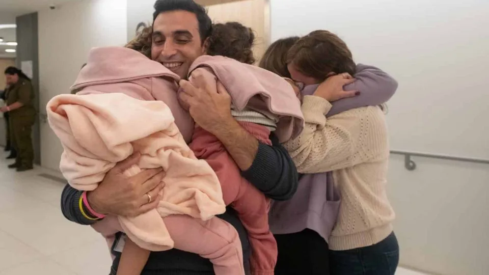 Israelenses libertados pelo Hamas reencontram seus familiares.